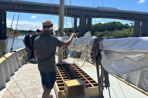Estudantes de Lajeado participam de atividade com a Marinha e passeio de barco seival no Rio Taquari