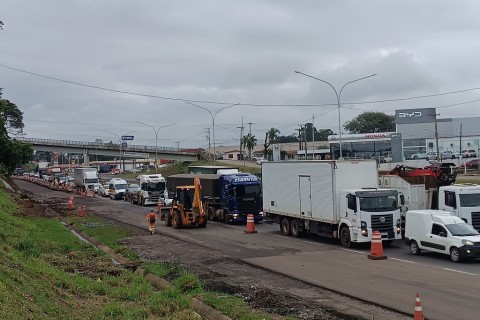 Obras na BR-386 causam filas nos dois sentidos da BR-386 entre Lajeado e Estrela
