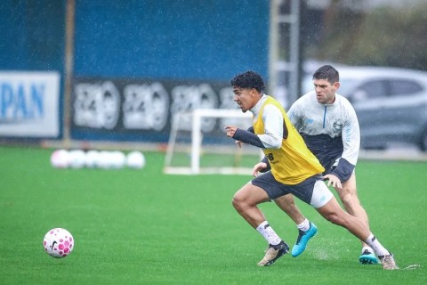 Renato observa jovens da base do Grêmio