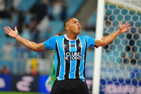 Com três gols de Carlos Vinícius, Grêmio vence de virada o Botafogo na Arena