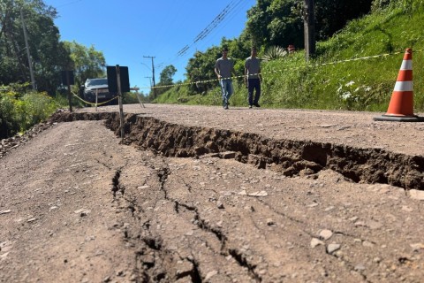 Rachaduras na ERS-129 obrigam bloqueio