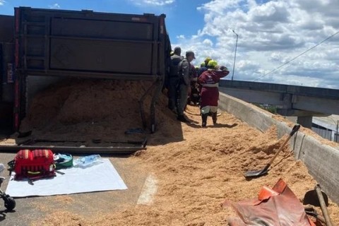 Mulher é soterrada por carga de caminhão em acidente em Porto Alegre