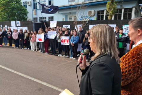Comunidade protesta por reconstrução de escola dois anos após enchente