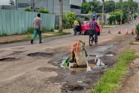 Moradores plantam bananeiras em buracos; governo inicia recuperação da Pasqualini
