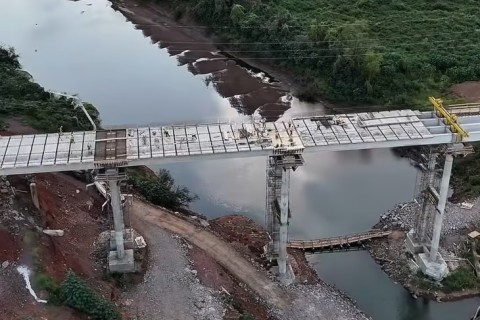 A cinco dias do prazo, EGR conclui instalação da metade das lajes da ponte da ERS-130