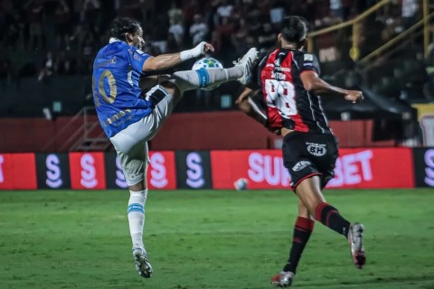 Grêmio é dominado em Salvador, perde para o Vitória e segue sem vencer fora de casa