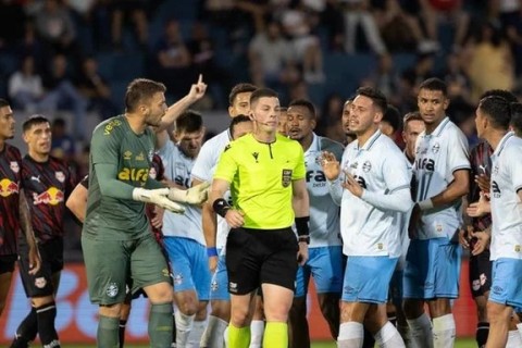 Bastidores da nova indignação tricolor vão do gramado às redes sociais