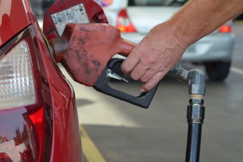 Governo adia retirada do subsídio da gasolina após alta do petróleo