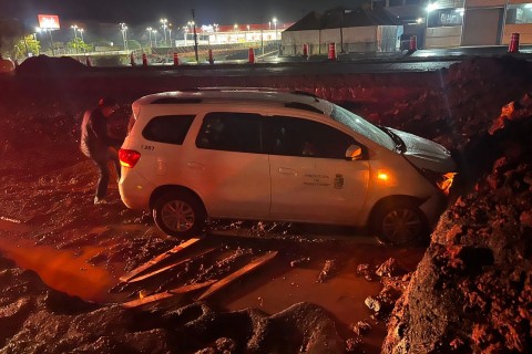 Carro da Prefeitura de Passo Fundo sai de pista na BR-386, em Lajeado
