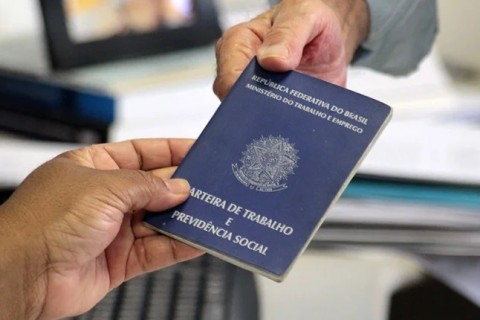 Desemprego até novembro cai para 5,2% e volta a atingir menor taxa da série histórica, diz IBGE