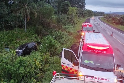 Passageira é ejetada de automóvel e morre em acidente de trânsito na RSC-287