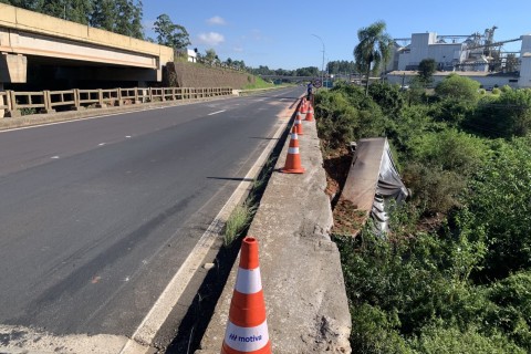 Caminhoneiro que caiu da ponte do Arroio Estrela segue em estado grave