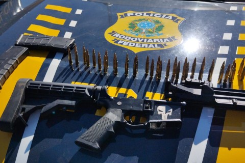 Dupla é presa com fuzil escondido em fundo falso de veículo na BR-386, em Sarandi