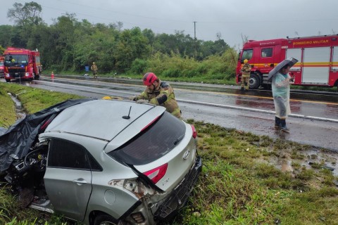Acidente na ERS-130 deixa motorista preso às ferragens e causa bloqueio