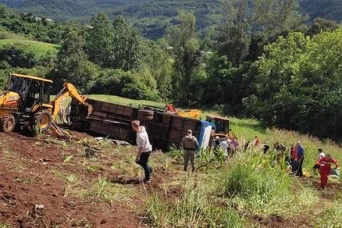 Acidente com ônibus da UFSM deixa mortos e feridos no Vale do Taquari