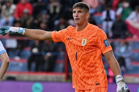 Rochet joga duas vezes pelo Uruguai, mas relata dores e pode desfalcar o Inter