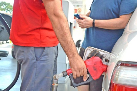 Preço da gasolina nas bombas pode cair para R$ 6,04 no RS