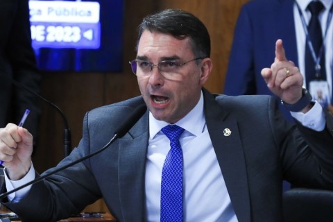 TSE julga liminar que suspendeu pesquisa desfavorável a Flávio Bolsonaro