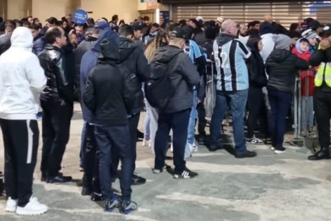 Grêmio critica Arena por demora para torcedores entrarem no estádio