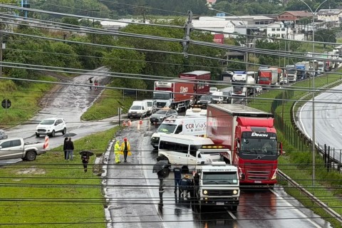 Acidente envolve quatro veículos e interrompe a BR-386 em Estrela