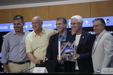 Luís Castro diz estar “honrado” no Grêmio e destaca necessidade do clube em ser “minucioso” nas contratações