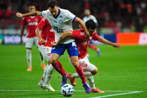 Lateral do Inter admite pressão, mas garante apoio à comissão técnica: “Vamos lutar até o final”