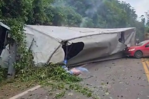 Caminhão sai de pista na descida da chamada “Curva da Morte”, em Muçum