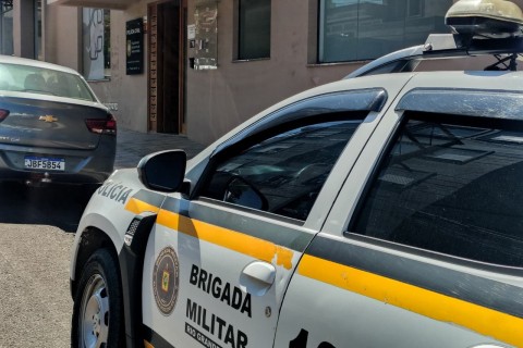 Polícia prende homem por descumprir medida protetiva e agredir menor