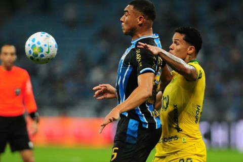 Carlos Vinícius vive fase de instabilidade no Grêmio