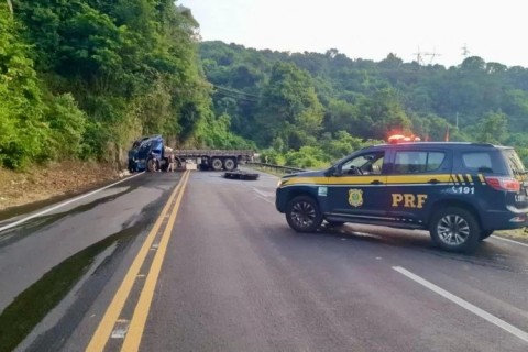 Caminhão bate em paredão e bloqueia trânsito na BR 116 entre Ivoti e Novo Hamburgo