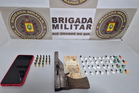 Jovem com antecedente por latrocínio é preso com drogas, arma e munição, em Fazenda Vilanova