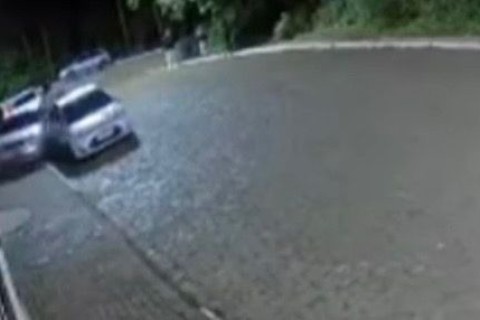 Motorista avança sobre pedestres e atinge outro veículo