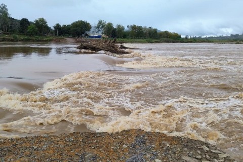 Governador garante apoio para reconstruir a ponte entre Marques de Souza e Travesseiro, destruída pelas chuvas dos últimos dias
