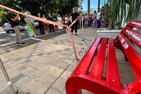 Estrela instala bancos vermelhos como símbolo de enfrentamento à violência contra a mulher