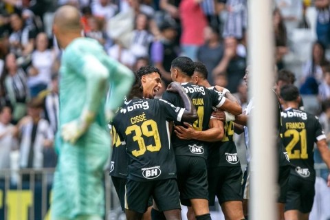 Grêmio é goleado pelo Atlético-MG e segue sem vencer fora de casa no Brasileirão