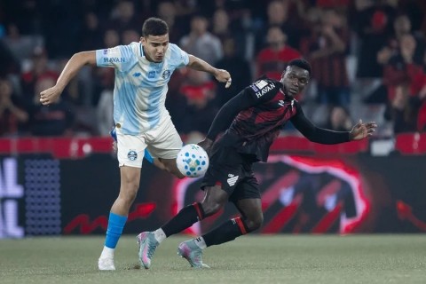 Auxiliar de Luís Castro garante que time do Grêmio estava preparado para atuar em novo esquema