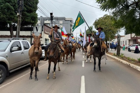 Cavaleiros conduzem Chama Crioula até o Cristo Protetor