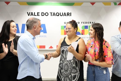 Governo federal entrega mais imóveis a atingidos pela cheia no Vale