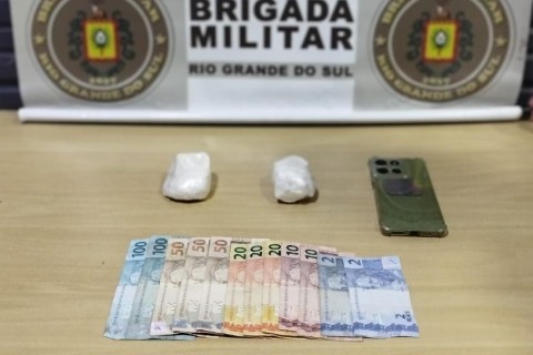 Usando veículo com identificação de transporte por aplicativo, homem é preso por tráfico, em Lajeado