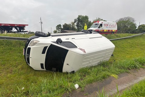 Utilitário sai da pista e tomba após ultrapassagem na BR-386, em Paverama