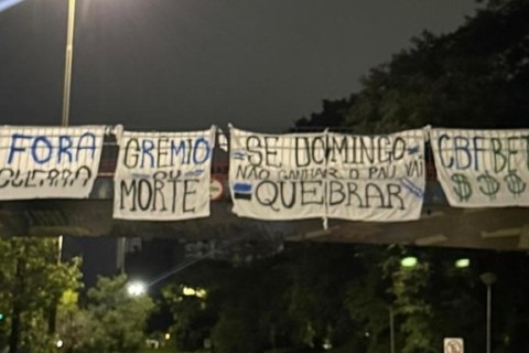 Torcedores do Grêmio protestam com faixas no viaduto da Goethe após eliminação para o CSA