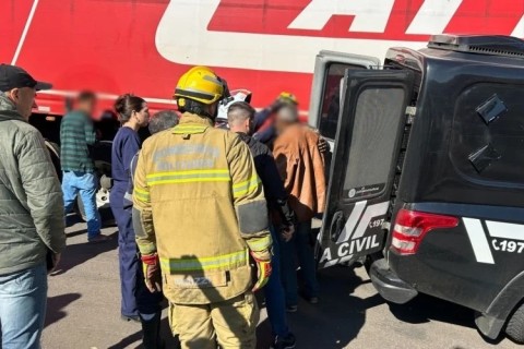 Policial Civil e quatro detentos ficam feridos em acidente envolvendo viatura em São Leopoldo