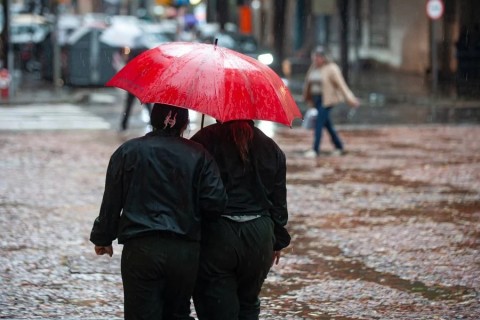 RS segue sob alerta de chuva volumosa com risco de cheias em rios