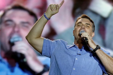Flávio Bolsonaro aparece filiado ao Missão e tem registro de candidatura à presidência impedido