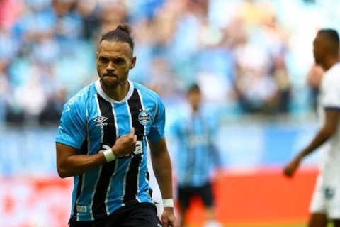 Com pênalti polêmico, Grêmio vence o Bahia e deixa o Z-4 do Brasileirão