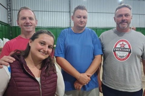 Moradores compram barco e organizam equipe de resgate para enchentes