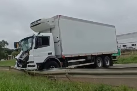 Acidente deixa caminhão atravessado sobre a BR-386 em Estrela