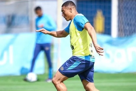 Marcos Rocha e Carlos Vinícius treinam e devem ficar à disposição para o Gre-Nal 448