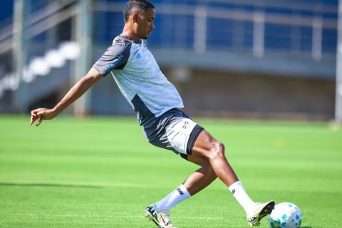 Dois clubes brasileiros fazem sondagem por centroavante do Grêmio