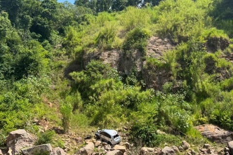 Carro despenca de barranco com mais de 50 metros de altura no interior de Encantado